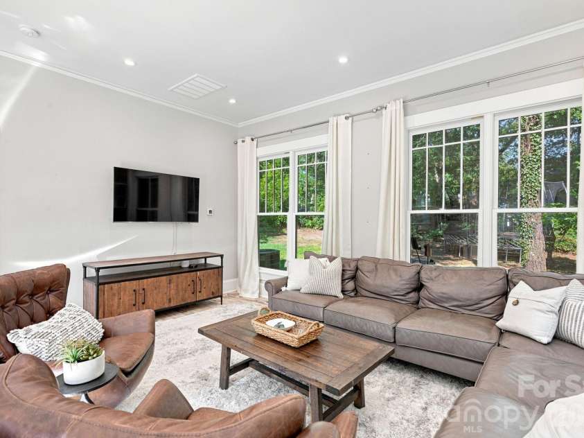 559 Main Street, Davidson, NC 28036.  MLS# CAR4412732, YatesRealty ID 45899. Guest Cottage Living Room