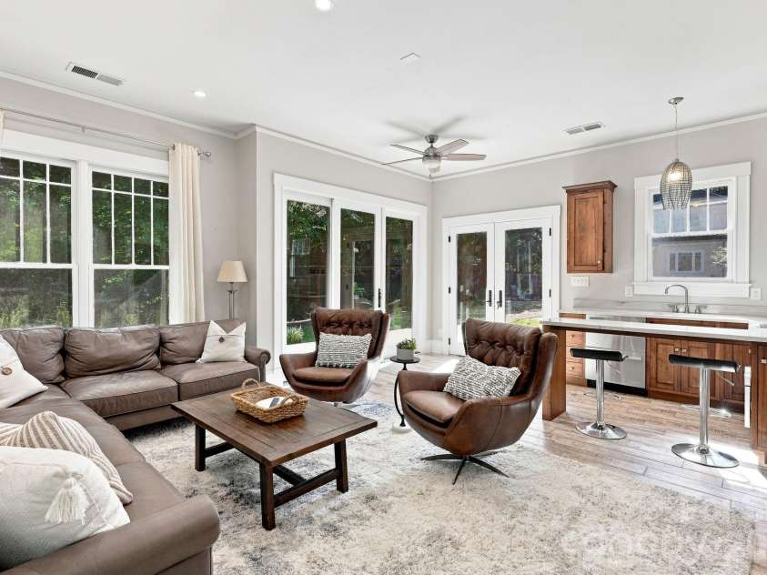 559 Main Street, Davidson, NC 28036.  MLS# CAR4412732, YatesRealty ID 45899. Guest Cottage Living Room