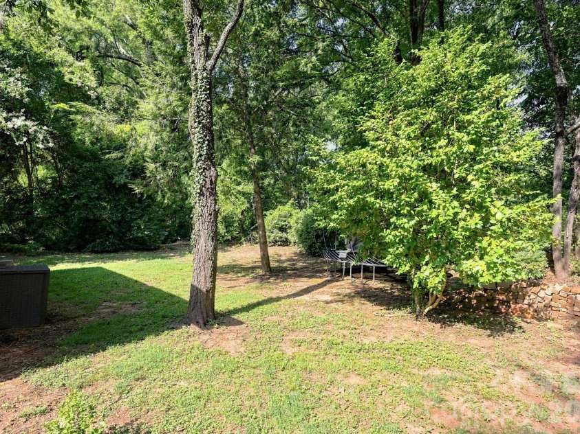 559 Main Street, Davidson, NC 28036.  MLS# CAR4412732, YatesRealty ID 45899. More yard space behind cottage