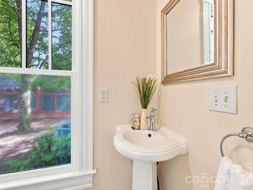559 Main Street, Davidson, NC 28036.  MLS# CAR4412732, YatesRealty ID 45899. Powder Room