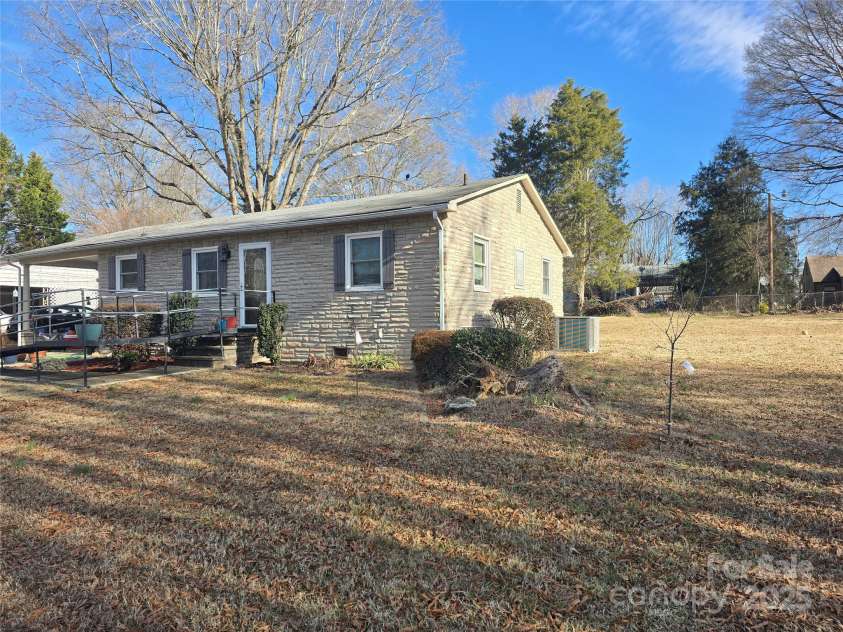 499 Raymond Street, Mocksville, NC 27028.  MLS# CAR4197015, YatesRealty ID 4590. 