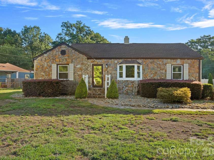 2561 Lumina Avenue, Charlotte, NC 28208.  MLS# CAR4412298, YatesRealty ID 45902. 