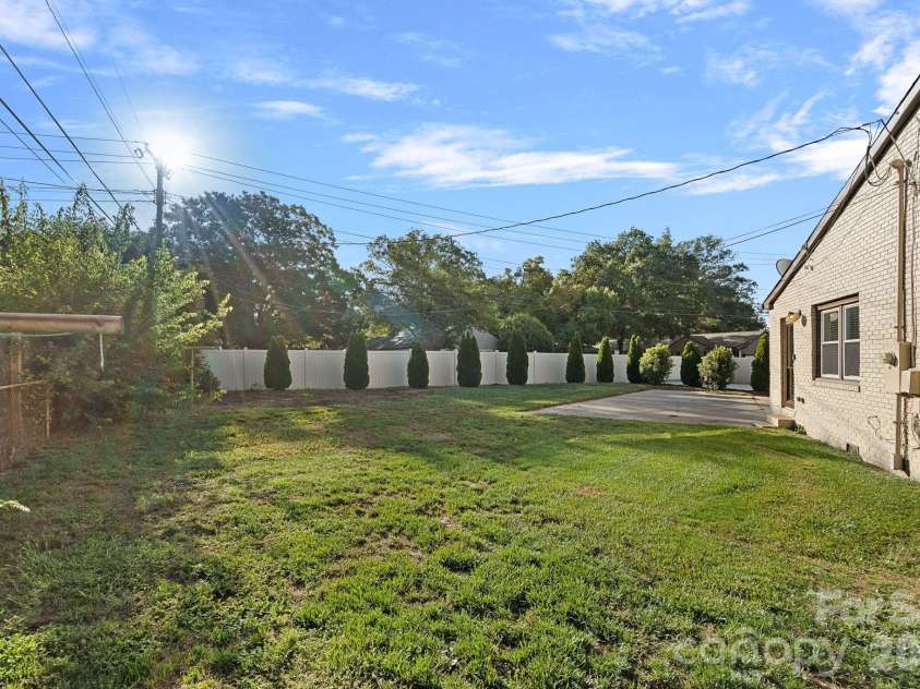 2561 Lumina Avenue, Charlotte, NC 28208.  MLS# CAR4412298, YatesRealty ID 45902. 