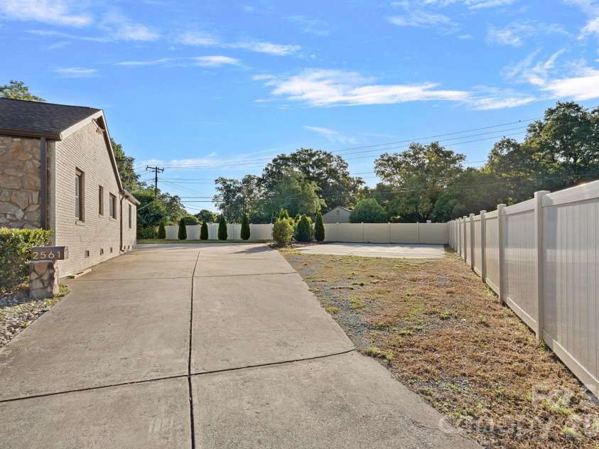 2561 Lumina Avenue, Charlotte, NC 28208.  MLS# CAR4412298, YatesRealty ID 45902. 