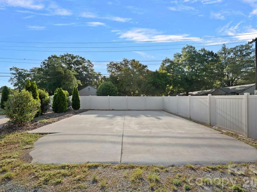 2561 Lumina Avenue, Charlotte, NC 28208.  MLS# CAR4412298, YatesRealty ID 45902. 