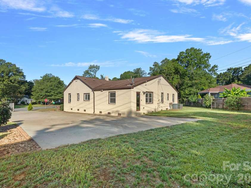 2561 Lumina Avenue, Charlotte, NC 28208.  MLS# CAR4412298, YatesRealty ID 45902. 