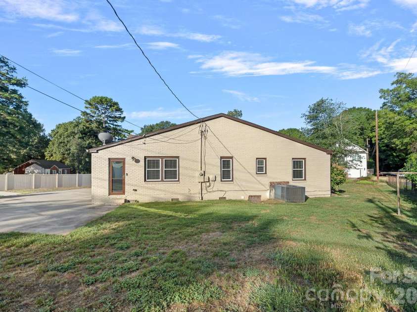 2561 Lumina Avenue, Charlotte, NC 28208.  MLS# CAR4412298, YatesRealty ID 45902. 