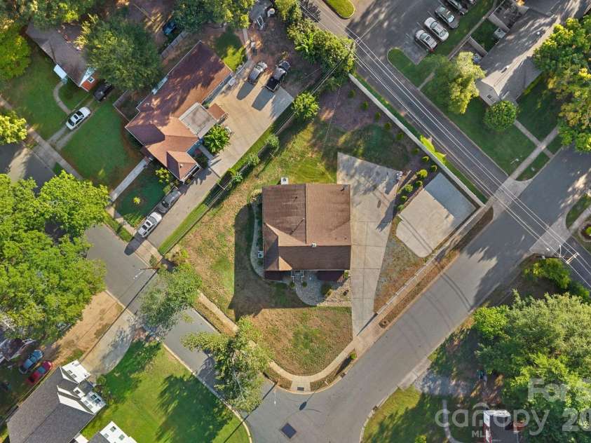 2561 Lumina Avenue, Charlotte, NC 28208.  MLS# CAR4412298, YatesRealty ID 45902. Large Corner Lot