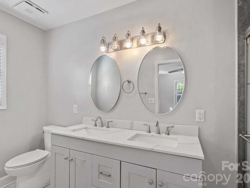 2561 Lumina Avenue, Charlotte, NC 28208.  MLS# CAR4412298, YatesRealty ID 45902. Primary Bathroom