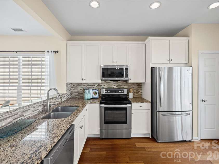 2139 Kaybird Lane, Charlotte, NC 28270.  MLS# CAR4411622, YatesRealty ID 45906. Granite counter tops