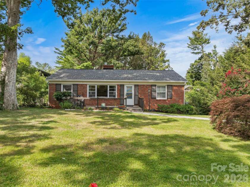 15 Lynnstone Court, Asheville, NC 28805.  MLS# CAR4411606, YatesRealty ID 45908. 