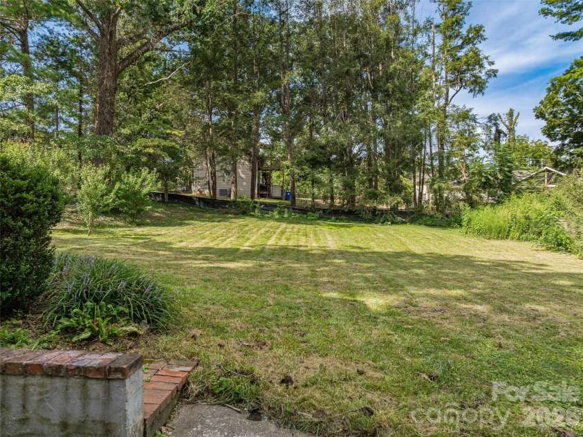 15 Lynnstone Court, Asheville, NC 28805.  MLS# CAR4411606, YatesRealty ID 45908. 
