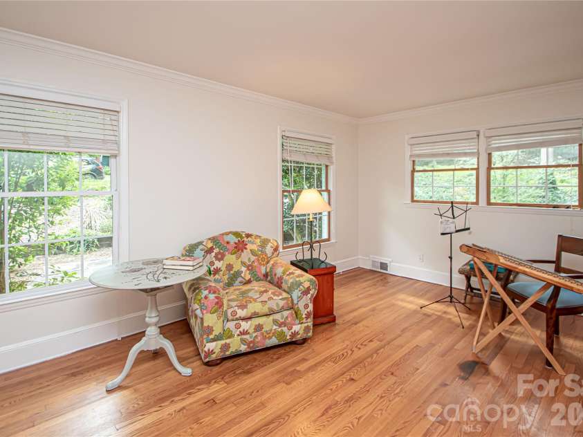 6836 Ronda Avenue, Charlotte, NC 28211.  MLS# CAR4406123, YatesRealty ID 45916. 