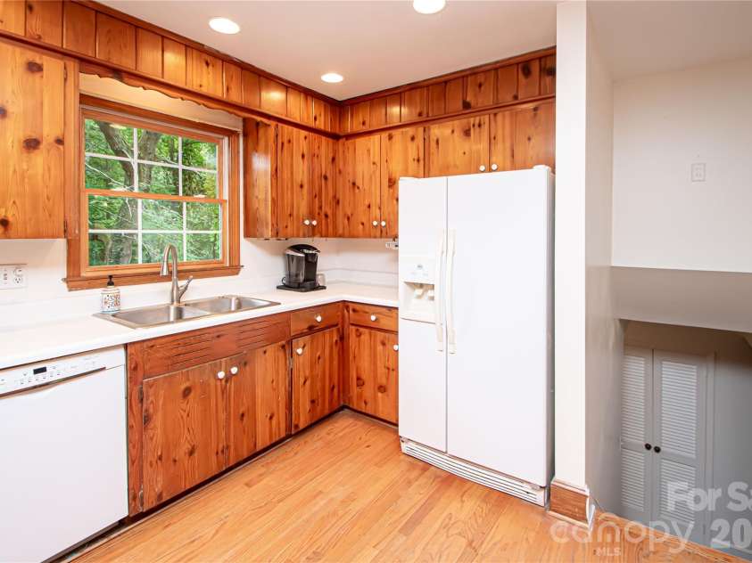 6836 Ronda Avenue, Charlotte, NC 28211.  MLS# CAR4406123, YatesRealty ID 45916. 
