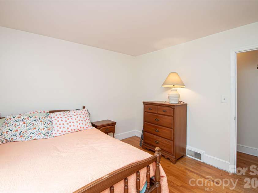6836 Ronda Avenue, Charlotte, NC 28211.  MLS# CAR4406123, YatesRealty ID 45916. 
