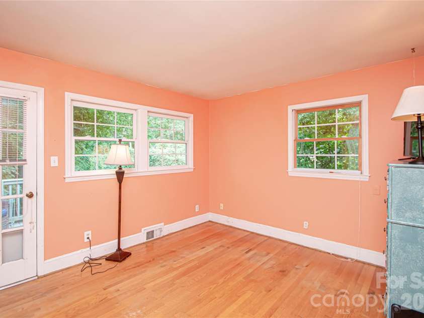 6836 Ronda Avenue, Charlotte, NC 28211.  MLS# CAR4406123, YatesRealty ID 45916. 