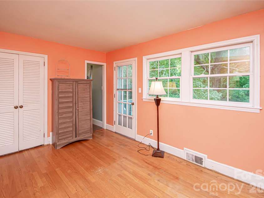 6836 Ronda Avenue, Charlotte, NC 28211.  MLS# CAR4406123, YatesRealty ID 45916. 
