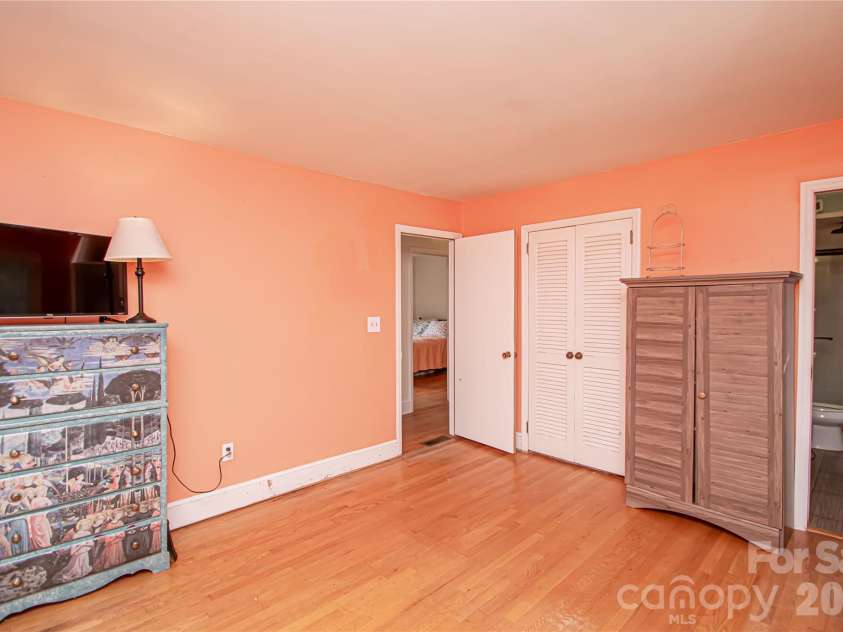6836 Ronda Avenue, Charlotte, NC 28211.  MLS# CAR4406123, YatesRealty ID 45916. 