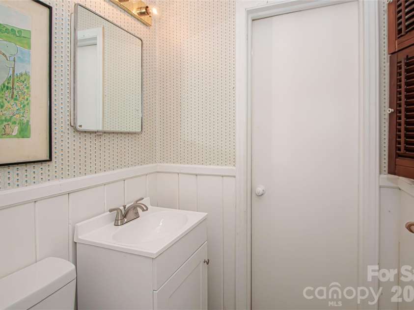6836 Ronda Avenue, Charlotte, NC 28211.  MLS# CAR4406123, YatesRealty ID 45916. 