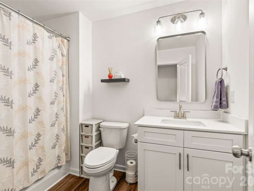 1913 Marlwood Circle, Charlotte, NC 28227.  MLS# CAR4407979, YatesRealty ID 45917. Full Bathroom on Second Level