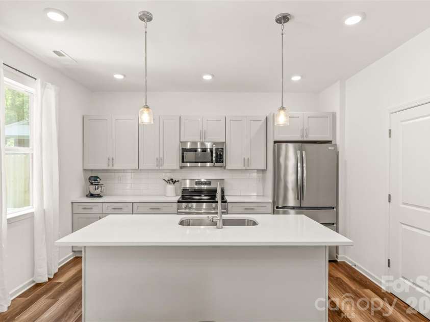 1913 Marlwood Circle, Charlotte, NC 28227.  MLS# CAR4407979, YatesRealty ID 45917. Large Island