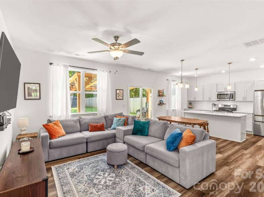 1913 Marlwood Circle, Charlotte, NC 28227.  MLS# CAR4407979, YatesRealty ID 45917. Main Living