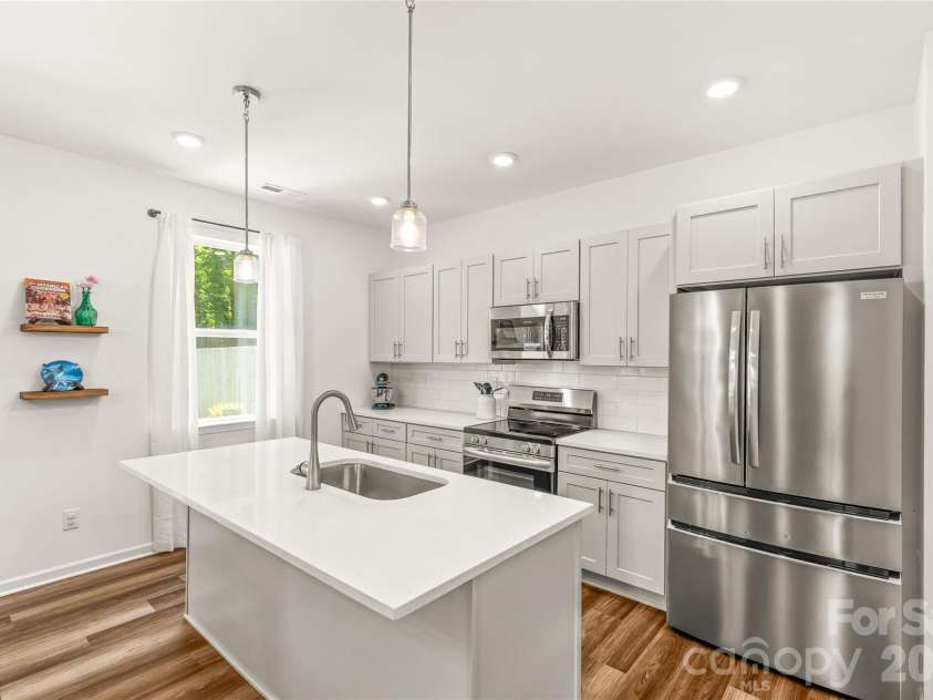 1913 Marlwood Circle, Charlotte, NC 28227.  MLS# CAR4407979, YatesRealty ID 45917. Natural Light!