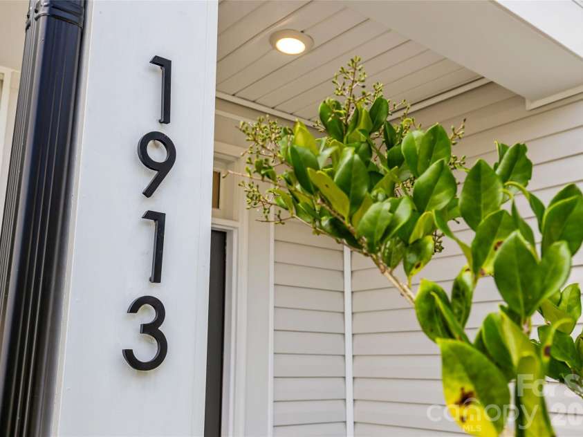 1913 Marlwood Circle, Charlotte, NC 28227.  MLS# CAR4407979, YatesRealty ID 45917. Perfectly Charming