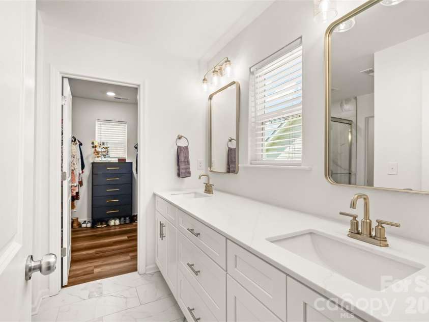 1913 Marlwood Circle, Charlotte, NC 28227.  MLS# CAR4407979, YatesRealty ID 45917. Primary Bathroom