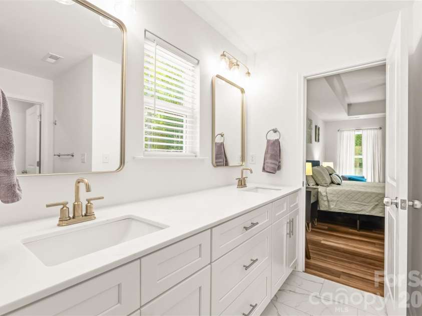 1913 Marlwood Circle, Charlotte, NC 28227.  MLS# CAR4407979, YatesRealty ID 45917. Primary Bathroom