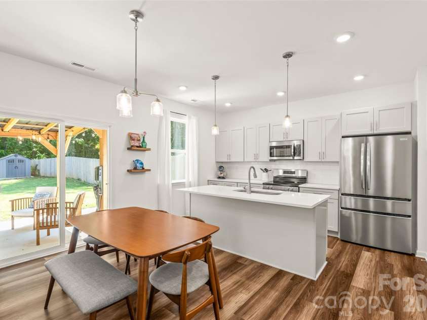 1913 Marlwood Circle, Charlotte, NC 28227.  MLS# CAR4407979, YatesRealty ID 45917. Spacious Kitchen