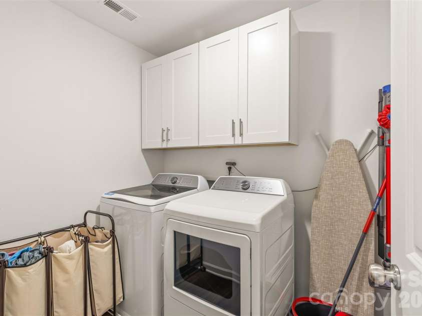 1913 Marlwood Circle, Charlotte, NC 28227.  MLS# CAR4407979, YatesRealty ID 45917. Spacious Laundry