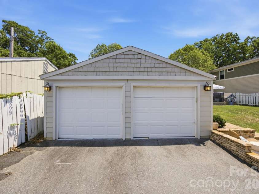 2017 Wilhelmina Avenue, Charlotte, NC 28205.  MLS# CAR4404559, YatesRealty ID 45922. 