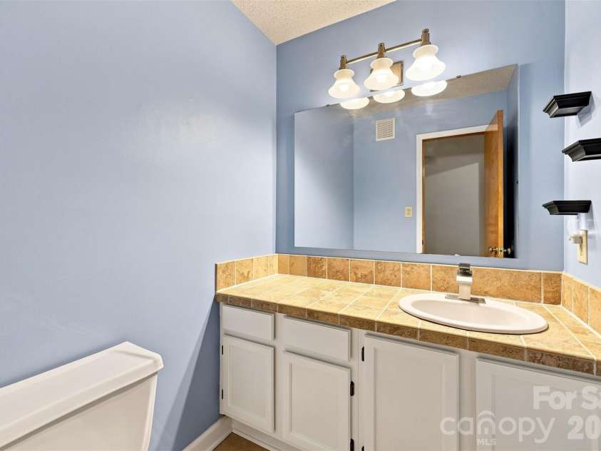 14301 Harbor Estate Road, Charlotte, NC 28278.  MLS# CAR4389673, YatesRealty ID 45923. Main Residence - half bath