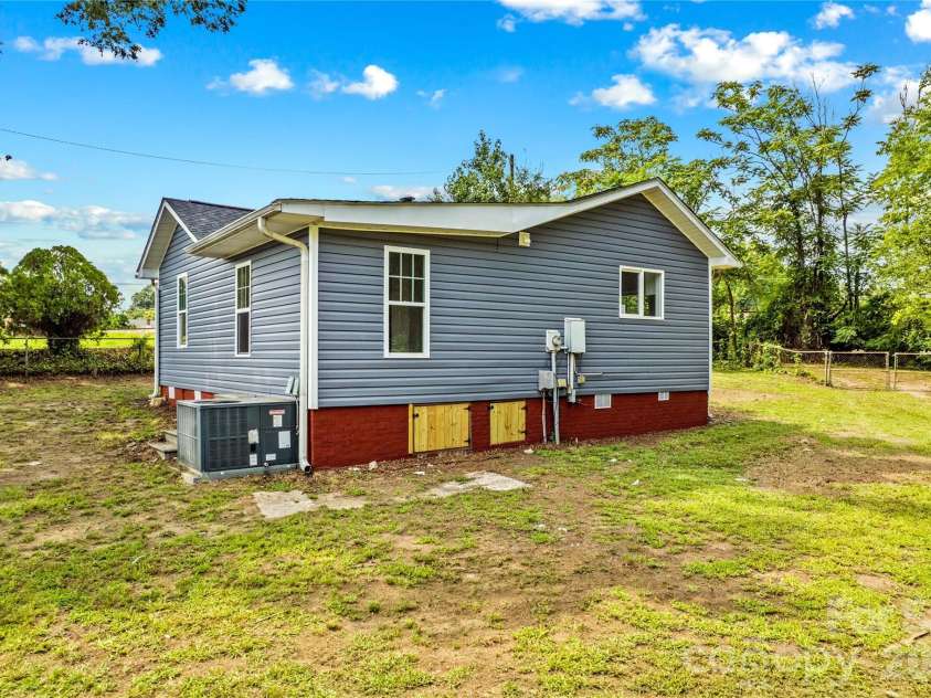 715 Central Avenue, Landis, NC 28088.  MLS# CAR4415339, YatesRealty ID 45927. 
