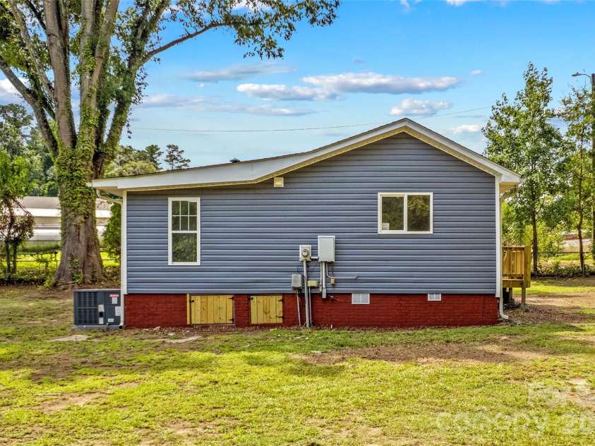 715 Central Avenue, Landis, NC 28088.  MLS# CAR4415339, YatesRealty ID 45927. 