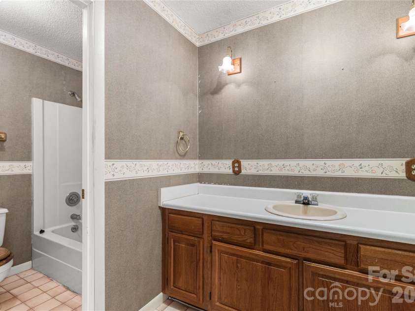 1575 Lincoln Road, York, SC 29745.  MLS# CAR4415125, YatesRealty ID 45928. 2ND BATHROOM