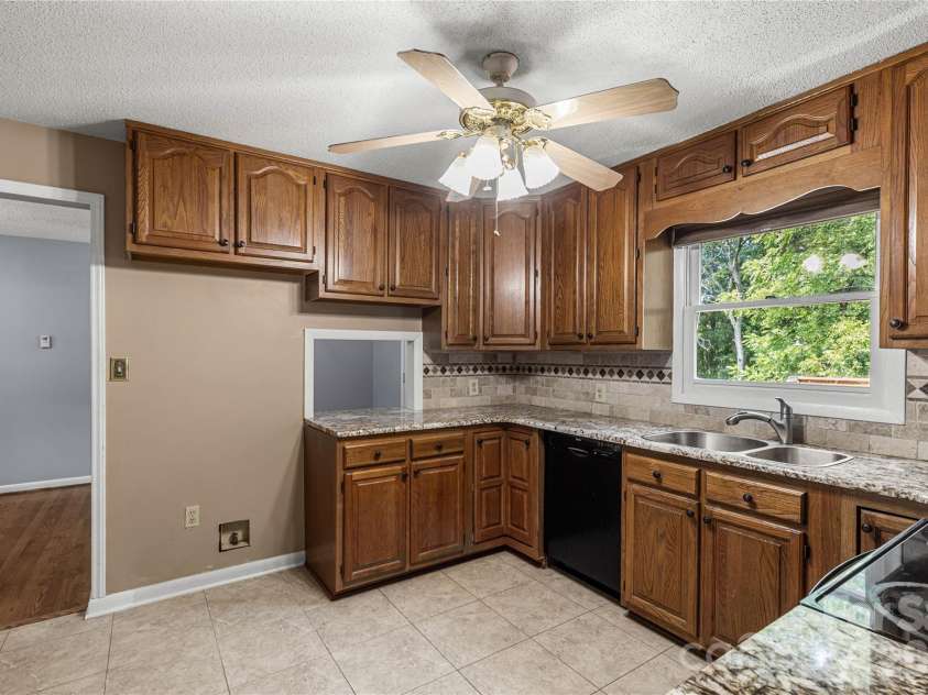 1575 Lincoln Road, York, SC 29745.  MLS# CAR4415125, YatesRealty ID 45928. Kitchen