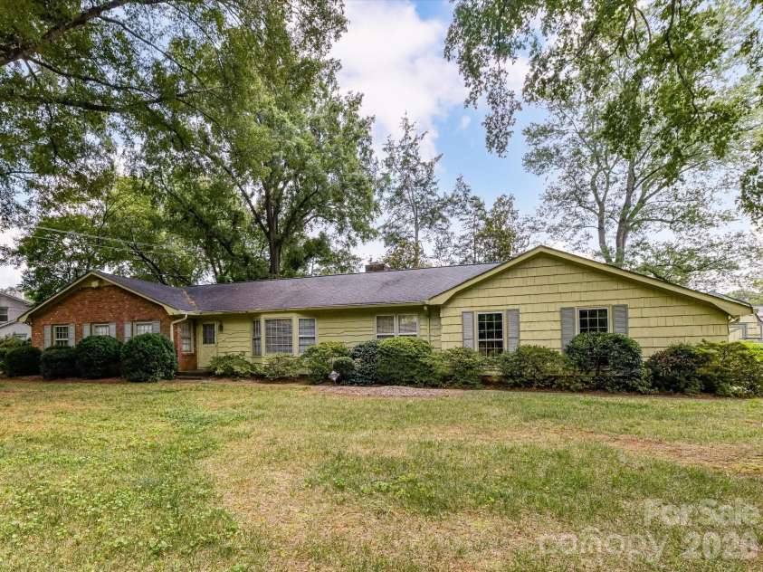 5535 Lansing Drive, Charlotte, NC 28270.  MLS# CAR4414037, YatesRealty ID 45931. 