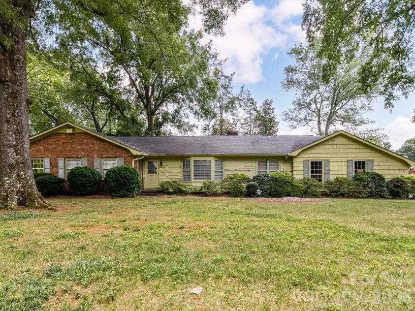 5535 Lansing Drive, Charlotte, NC 28270.  MLS# CAR4414037, YatesRealty ID 45931. 