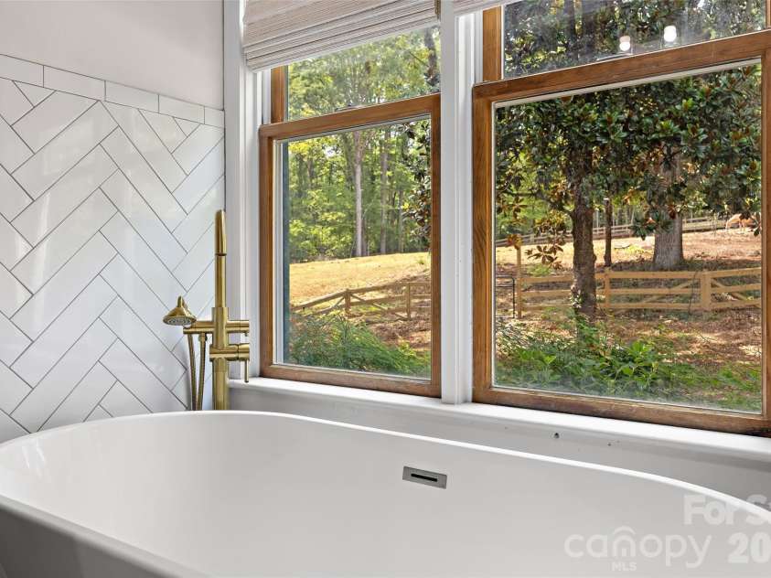 7105 Old Ridge Road, Waxhaw, NC 28173.  MLS# CAR4413323, YatesRealty ID 45938. Soaking Tub
