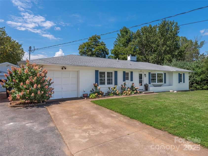 868 Mulberry Street, Clyde, NC 28721.  MLS# CAR4301265, YatesRealty ID 45938. 