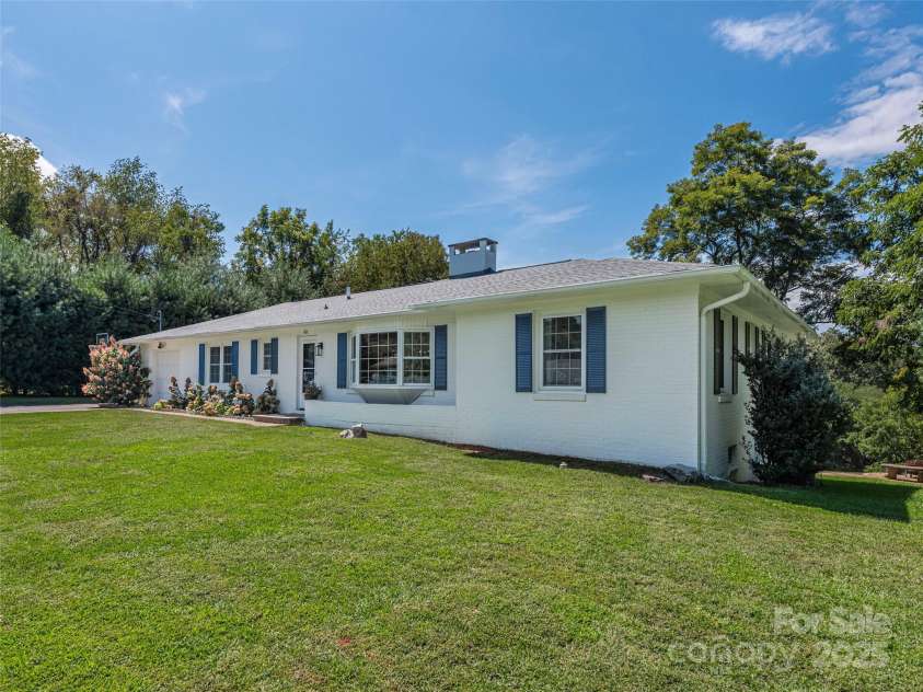 868 Mulberry Street, Clyde, NC 28721.  MLS# CAR4301265, YatesRealty ID 45938. 