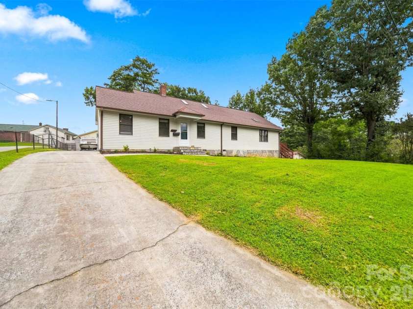 512 Garrou Avenue, Valdese, NC 28690.  MLS# CAR4414667, YatesRealty ID 45939. 