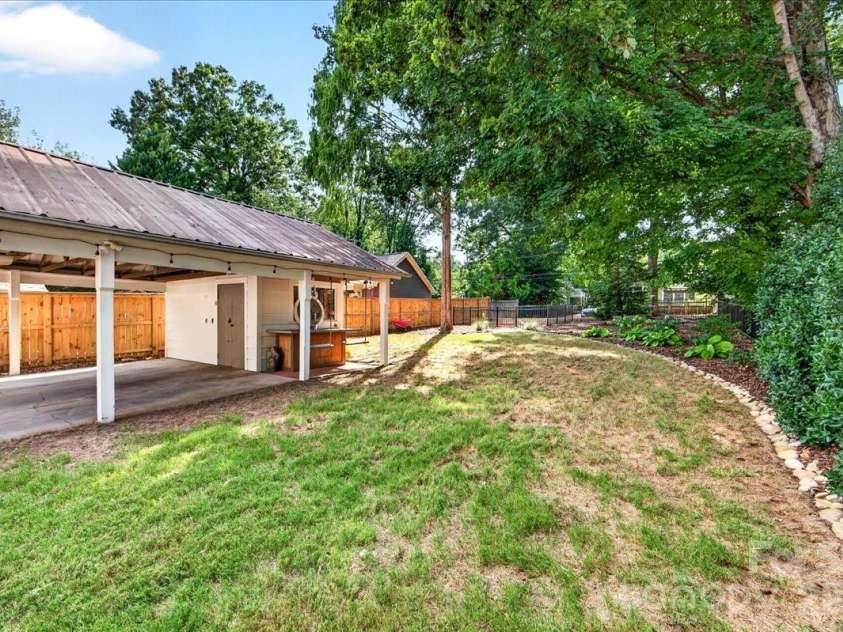 1717 Nassau Boulevard, Charlotte, NC 28205.  MLS# CAR4415580, YatesRealty ID 45940. Backyard