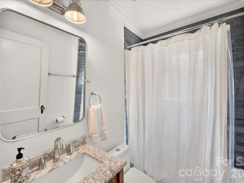 1717 Nassau Boulevard, Charlotte, NC 28205.  MLS# CAR4415580, YatesRealty ID 45940. Bathroom