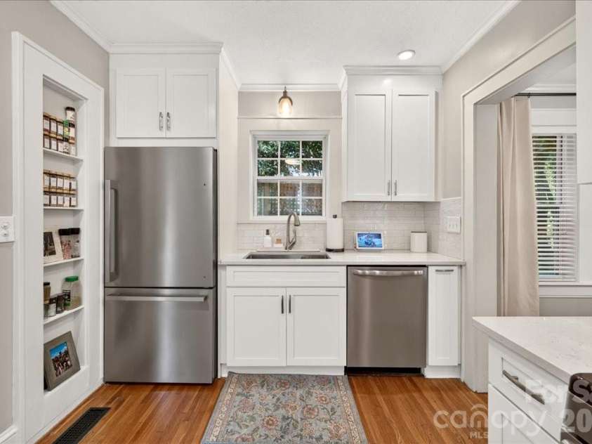 1717 Nassau Boulevard, Charlotte, NC 28205.  MLS# CAR4415580, YatesRealty ID 45940. Kitchen
