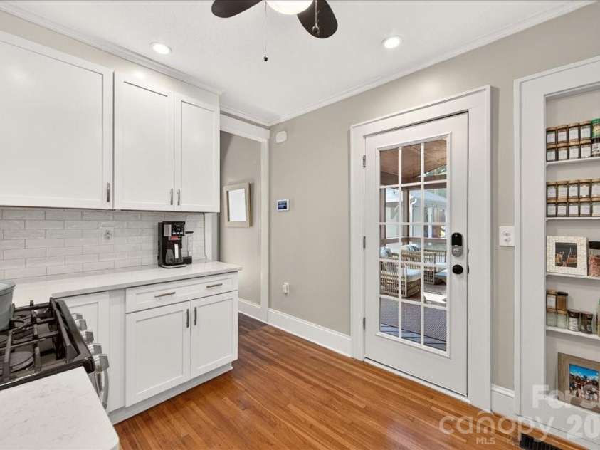 1717 Nassau Boulevard, Charlotte, NC 28205.  MLS# CAR4415580, YatesRealty ID 45940. Kitchen