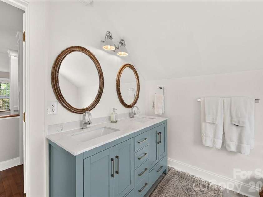 1717 Nassau Boulevard, Charlotte, NC 28205.  MLS# CAR4415580, YatesRealty ID 45940. Primary Bathroom
