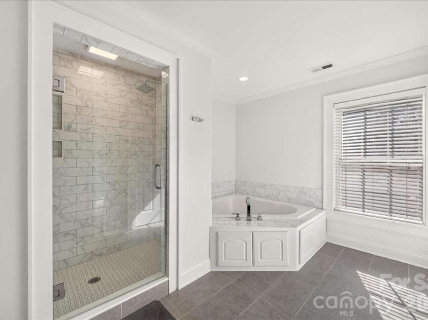 1717 Nassau Boulevard, Charlotte, NC 28205.  MLS# CAR4415580, YatesRealty ID 45940. Primary Bathroom